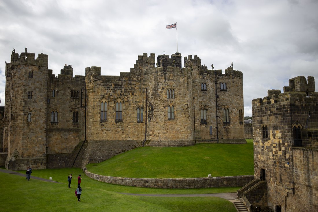 Wedding photography at Alnwick Castle by Confetti Chasers