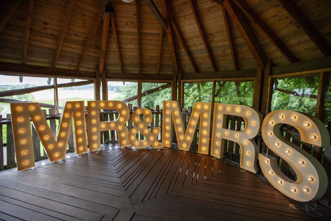 Wedding photography at The Treehouse Restaurant by Confetti Chasers
