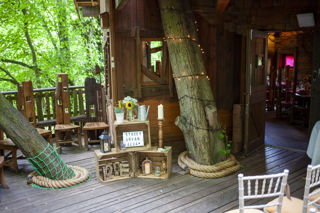 Wedding photography at The Treehouse Restaurant by Confetti Chasers