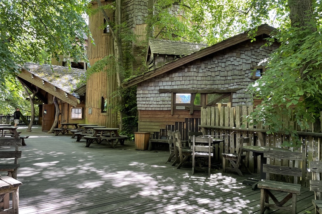 Wedding photography at The Treehouse Restaurant by Confetti Chasers