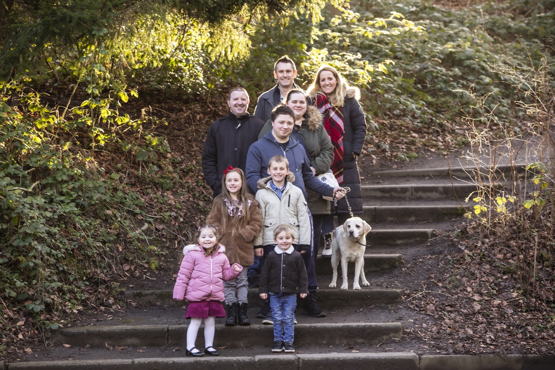 Christmas family photoshoot by Confetti Chasers