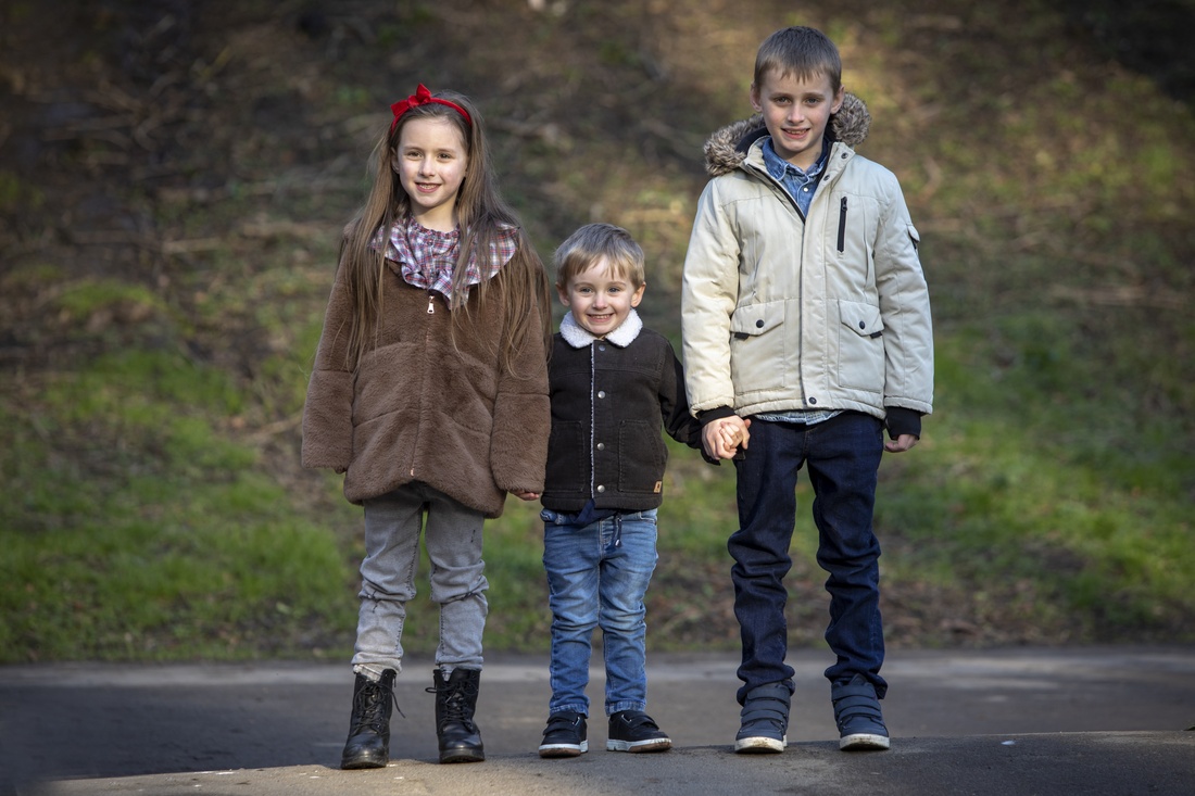 Christmas family photoshoot by Confetti Chasers