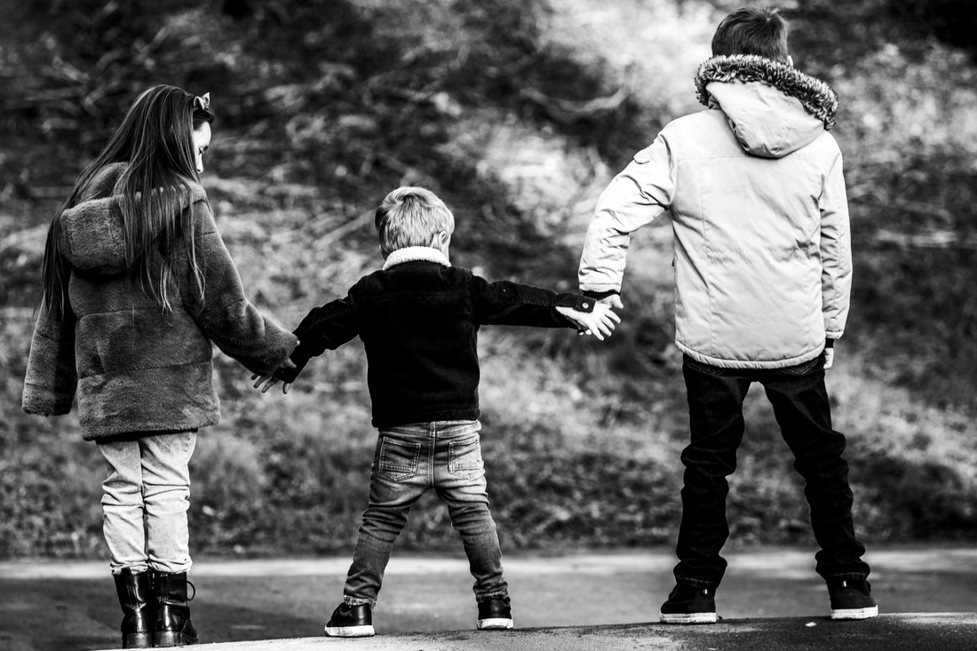 Christmas family photoshoot by Confetti Chasers