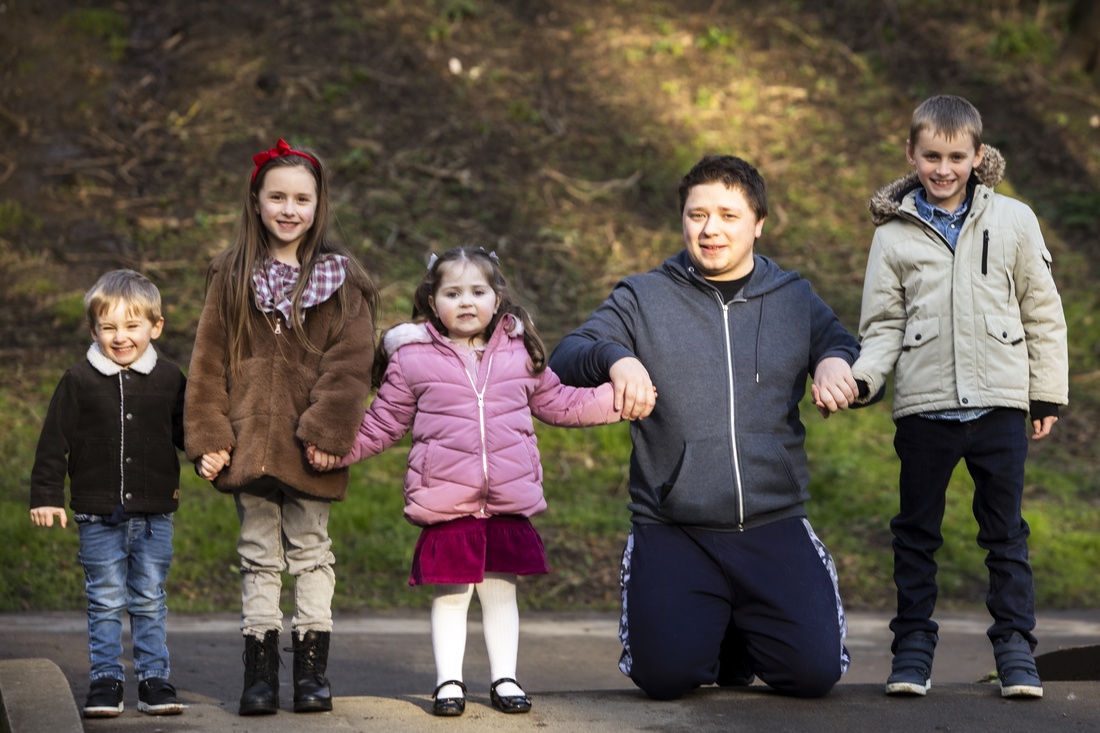 Christmas family photoshoot by Confetti Chasers